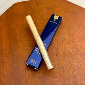 Estée Lauder #201 Ulterior Motive
Pure Color Explicit Silk Matte Lipstick
NIB